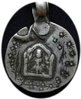 antikes Silberamulett mit Frauenpiktogramm